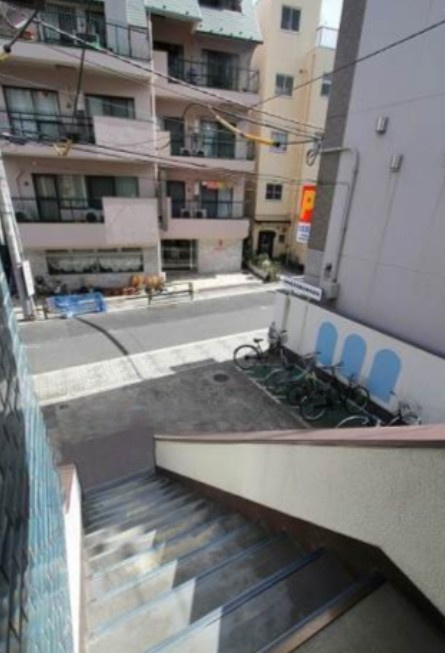 真砂マンションのエントランス