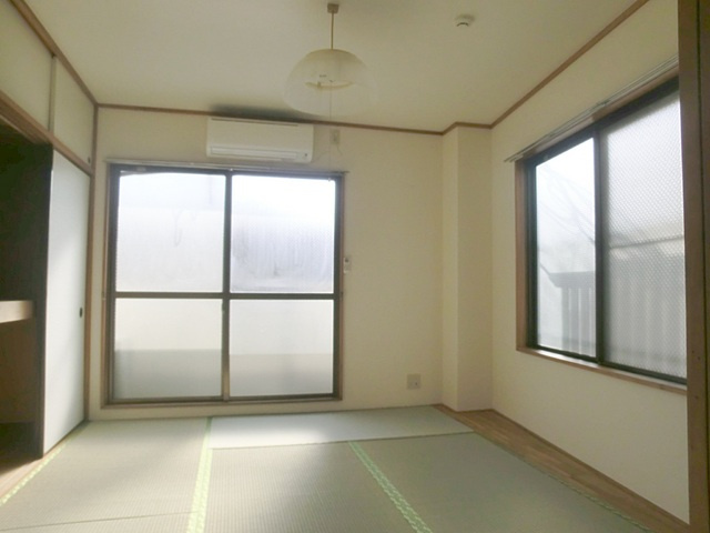 大成ビルの居間・リビング|２面採光の明るい和室です。