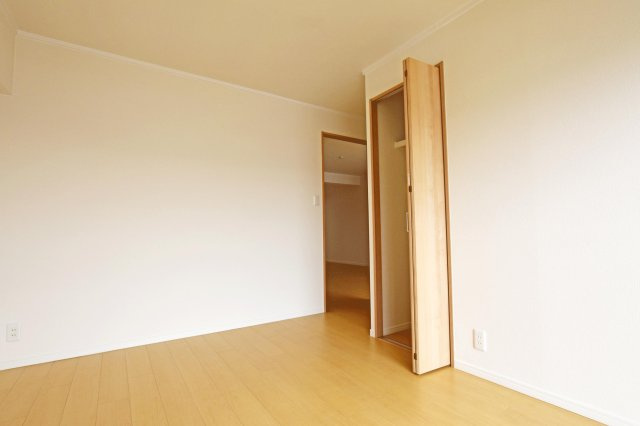 伊丹ダイヤハイツの洋室|-6.0帖洋室-
各居室収納付きなので片付いたお部屋を保つことが出来そうです。
