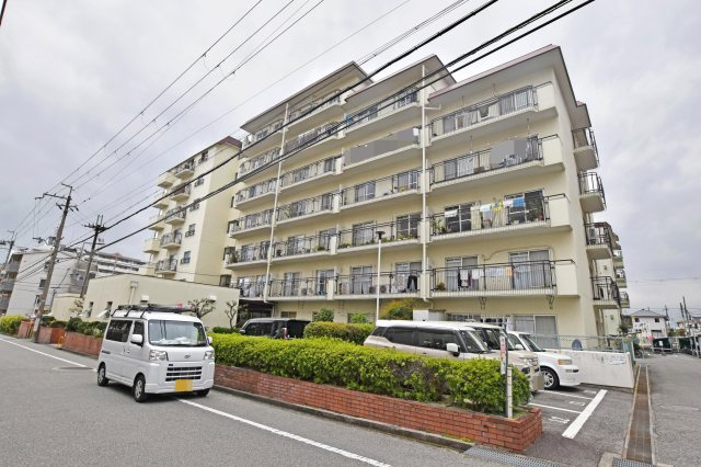 伊丹ダイヤハイツの外観|阪急「伊丹」駅徒歩10分！2025年12月月室内リフォーム済！7階建の最上階×南向きで日当たり良好のお部屋です。即日ご案内可能♪皆様からのご連絡を心よりお待ちしております。