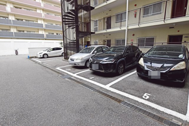 伊丹ダイヤハイツの駐車場|駐車場は専用使用権付。月額6000円です。