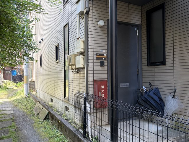 想定年間賃料231.6万　想定利回り2.3％　軽量鉄骨造の玄関