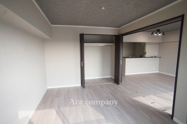 【内装】 | ファミールハイツ八尾B棟 | 【洋室6帖】リビングと続き間のお部屋、クローゼット完備です♪