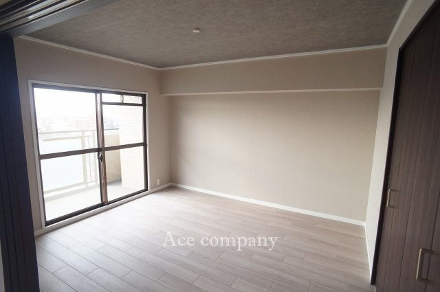 【内装】 | ファミールハイツ八尾B棟 | 【洋室6帖】南西向きのバルコニーに面したお部屋です☆