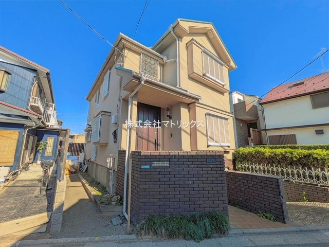 練馬区向山4丁目　敷地33.8坪×建物32.8坪　地下車庫付き　新規リフォーム戸建の前面道路含む現地写真