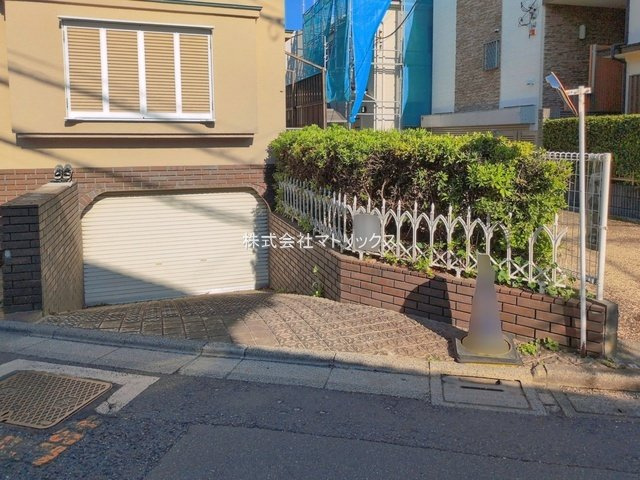 練馬区向山4丁目　敷地33.8坪×建物32.8坪　地下車庫付き　新規リフォーム戸建の駐車場