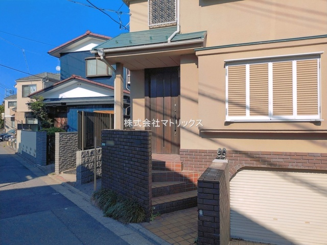 練馬区向山4丁目　敷地33.8坪×建物32.8坪　地下車庫付き　新規リフォーム戸建の玄関