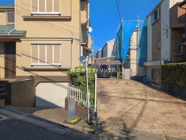 練馬区向山4丁目　敷地33.8坪×建物32.8坪　地下車庫付き　新規リフォーム戸建の前面道路含む現地写真