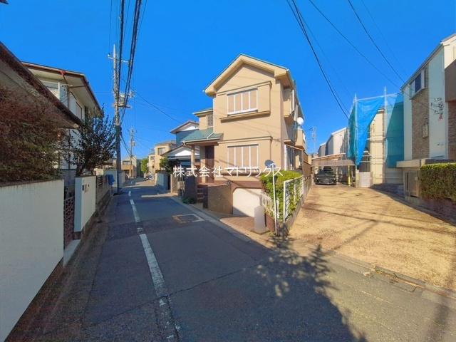 練馬区向山4丁目　敷地33.8坪×建物32.8坪　地下車庫付き　新規リフォーム戸建の前面道路含む現地写真