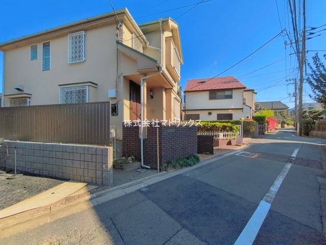 練馬区向山4丁目　敷地33.8坪×建物32.8坪　地下車庫付き　新規リフォーム戸建の前面道路含む現地写真