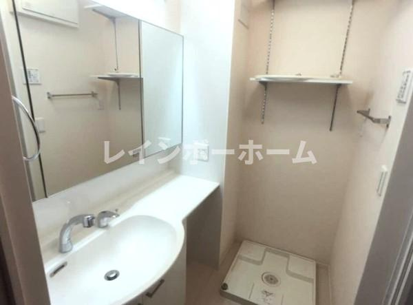 仲介手数料（賃料の1.10ヵ月）の50％OFF対象物件！の洗面所|ゆったりとスペースのある洗面所