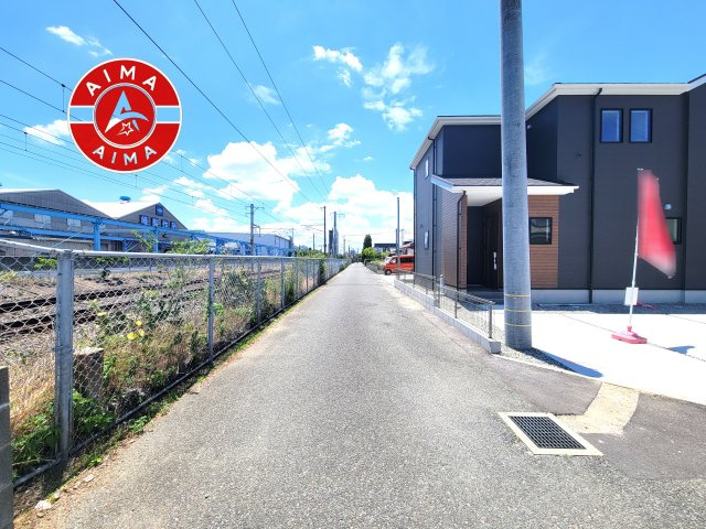 古賀市天神3丁目第1-3棟（1号棟）の前面道路含む現地写真|前面道路は閑静な住宅地をはしる車通りの少ない道路。お車の出し入れが苦手なママや小さなお子様にも安心ですね。しっかり舗装もされているので、ベビーカーや自転車で通っても快適に通行できます。
