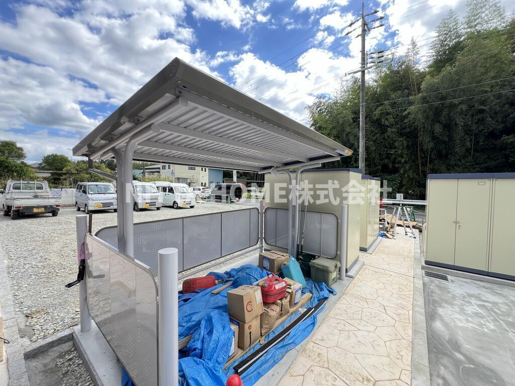 福知山市字長田のアパートの駐車場|屋根付きの駐輪場は無料です♪