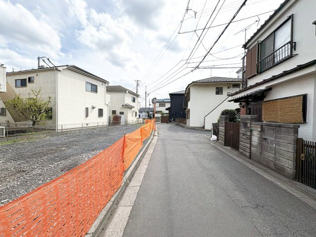 【前面道路含む現地写真】 | 新座市野寺5丁目　建築条件付売地　全2区画　(保谷店) | 公園や緑の多い穏やかな住宅地。