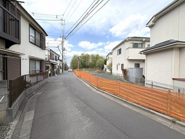 【前面道路含む現地写真】 | 新座市野寺5丁目　建築条件付売地　全2区画　(保谷店) | 季節の移ろいを身近に感じる自然豊かな住宅地。