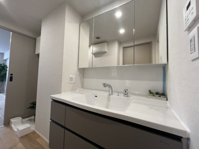 【独立洗面台】 | MJR和白丘 | 個人的に、リフォームするならこだわりたいランキング第1位！！洗面です。収納豊富な3面鏡は朝の強い味方