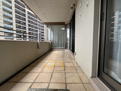 【バルコニー】 | MJR和白丘 | 幅が広くクリーンな印象のバルコニー☆
大きなバルコニーは柔らかい風を運んできます…♪
洗濯物もたくさ