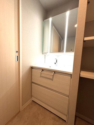 【独立洗面台】 | アルファライフ博多 | 
個人的に、リフォームするならこだわりたいランキング第1位！！洗面です。収納豊富な3面鏡は朝の強い味