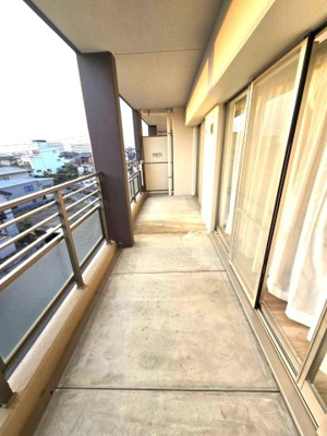 【バルコニー】 | ルネッサンス21春日ザ・パーク | 幅が広くクリーンな印象のバルコニー☆
大きなバルコニーは柔らかい風を運んできます…♪
洗濯物もたくさ