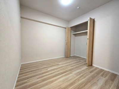 【洋室】 | ルネッサンス21春日ザ・パーク | 全居室フローリング＆収納付き♪
「収納の余裕は心の余裕」というお家探しの格言もあるんですよ！

