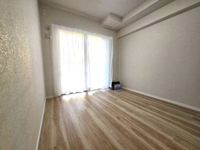 【洋室】 | ルネッサンス21春日ザ・パーク | 陽当たり良好なので日中は電気をつけずに、居心地の良いお部屋になりそうです☆