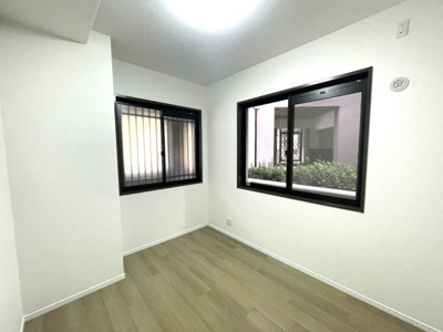 【洋室】 | ヴィルヌーブ大池D棟 | 二面採光のお部屋です☆暖かい雰囲気のお部屋になりそうです☆