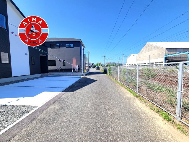 古賀市天神3丁目第1-3棟（2号棟）の前面道路含む現地写真|前面道路は閑静な住宅地をはしる車通りの少ない道路。お車の出し入れが苦手なママや小さなお子様にも安心ですね。しっかり舗装もされているので、ベビーカーや自転車で通っても快適に通行できます。