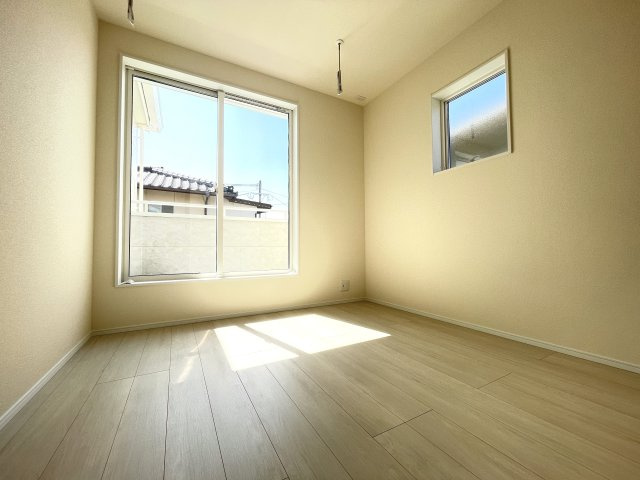 【洋室】 | 新築飯倉戸建て | 陽当たり良好なので居心地が良いお部屋になりそうです☆