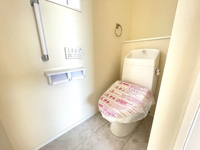 【トイレ】 | 新築飯倉戸建て | 縦型トイレはお掃除などお手入れがしやすく常に清潔に保ちやすいですよ♪
