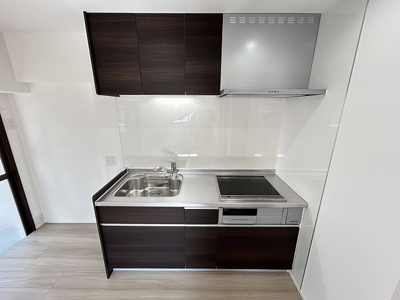 【キッチン】 | ロマネスク渡辺通第2 | 壁付けのワイドなキッチン♪
落ち着きながらもトレンドを感じる色調がオシャレです☆
