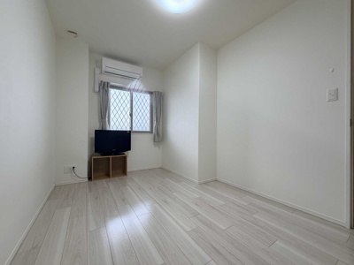 【洋室】 | アルファステイツ春日３ | 子供部屋には窓、クローゼットあり、エアコン付きです。