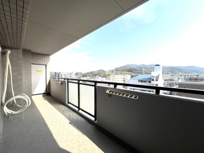 【バルコニー】 | サーパス周船寺 | 幅が広くクリーンな印象のバルコニー☆
大きなバルコニーは柔らかい風を運んできます…♪
洗濯物もたくさ