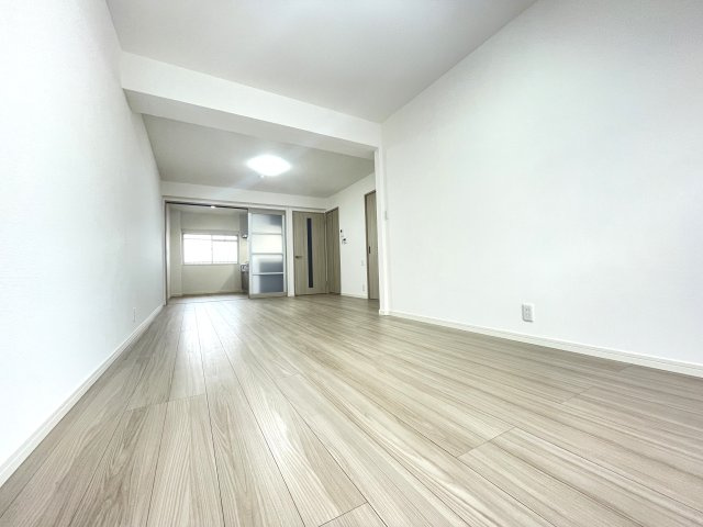【洋室】 | 第三住吉ハイツ | 家具を配置しやすいリビング。
リビングは1番長く居るお部屋だから、使いやすいことが何より大切☆
