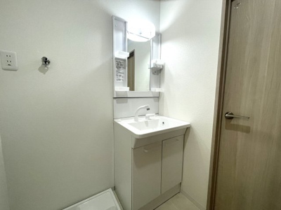 【独立洗面台】 | 第三住吉ハイツ | 個人的に、リフォームするならこだわりたいランキング第1位！！洗面です。収納豊富な3面鏡は朝の強い味方