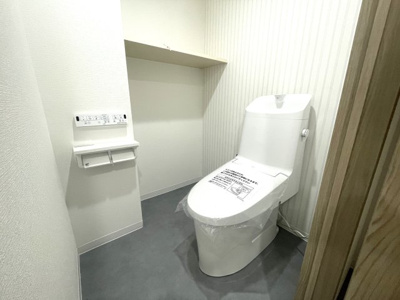 【トイレ】 | アムール堤 | 縦型トイレはお掃除などお手入れがしやすく常に清潔に保ちやすいですよ♪
