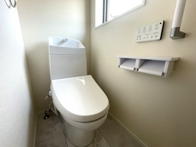 【トイレ】 | 南区長住戸建て | 縦型トイレはお掃除などお手入れがしやすく常に清潔に保ちやすいですよ♪
