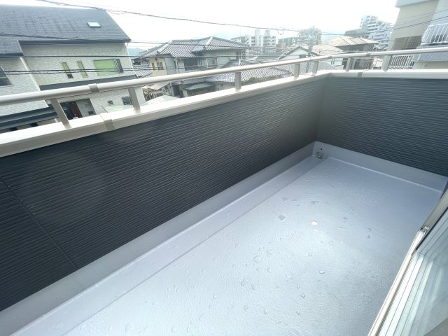 【バルコニー】 | 南区長住戸建て | 
幅が広くクリーンな印象のバルコニー☆
大きなバルコニーは柔らかい風を運んできます…♪
洗濯物もたく