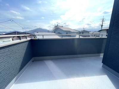 【バルコニー】 | 城南区七隈戸建て | 幅が広くクリーンな印象のバルコニー☆
大きなバルコニーは柔らかい風を運んできます…♪
洗濯物もたくさ