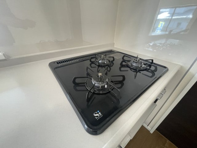 【キッチン】 | 城南区七隈戸建て | 三口コンロなので効率よく家事ができますよ♪