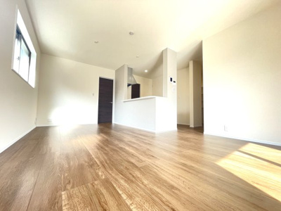 【居間・リビング】 | 城南区七隈戸建て | 家具を配置しやすいリビング。
リビングは1番長く居るお部屋だから、使いやすいことが何より大切☆
