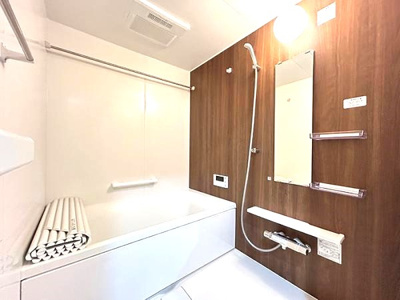 【浴室】 | サンリヤンガーデン春日Ⅴ番館 | 
清潔感溢れるバスルーム☆
浴室乾燥システムなど嬉しい機能が充実♪日々の疲れを癒します☆