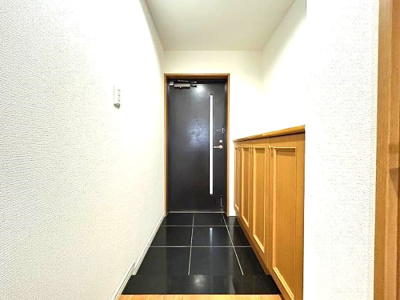 【玄関】 | サンリヤンガーデン春日Ⅴ番館 | シューズボックス付きなので付きなので玄関をきれいに保てます☆靴が多い方も収納場所には困りません☆