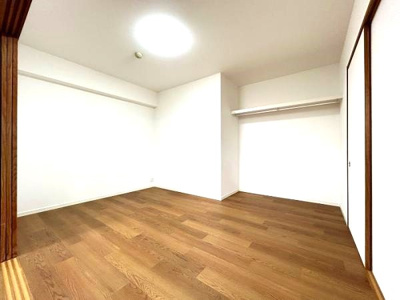 【洋室】 | サンリヤンガーデン春日Ⅴ番館 | 南西向きなので陽当たりよく居心地がよさそうです☆