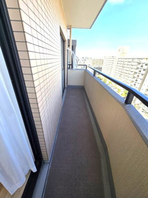 【バルコニー】 | エスポワール吉塚 | 幅が広くクリーンな印象のバルコニー☆
大きなバルコニーは柔らかい風を運んできます…♪
洗濯物もたくさ