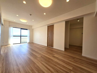 【居間・リビング】 | エスポワール吉塚 | こちらのリビングで趣味の時間をお楽しみください