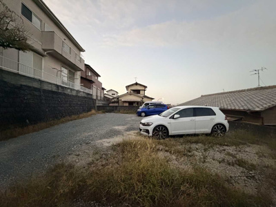 【外観】 | 南区柏原1丁目 土地 | 北向き：北隣りには同じ高さの敷地に家が建っています。