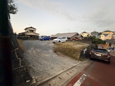 【前面道路含む現地写真】 | 南区柏原1丁目 土地 | 現状の間口は３．３ｍ程度、造成でまだ広げられます。