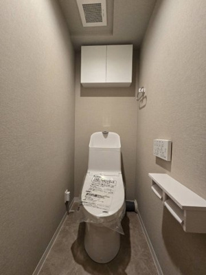 【トイレ】 | コスモ博多古門戸 | 
縦型トイレはお掃除などお手入れがしやすく常に清潔に保ちやすいですよ♪