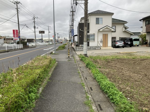 敷地面積１３４坪　売地　春日部市大場②の前面道路含む現地写真|東側公道約１３．６ｍ、４．３９ｍ接道！お車の出し入れもラクラクです♪
現地（2026年4月）撮影
