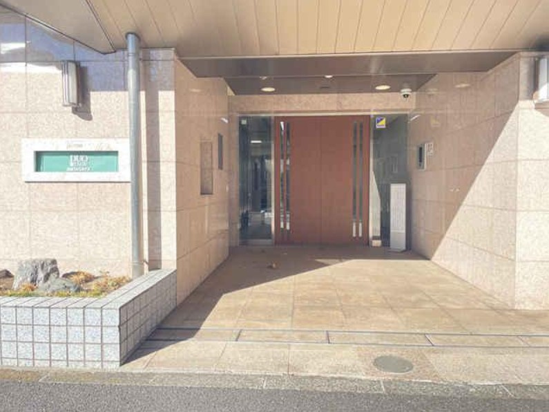 日神デュオステージ幡ヶ谷のエントランス|平成１６年築・オートロック＆宅配ボックス付きマンション、日神デュオステージ幡ヶ谷は即日現地案内可能となっておりますので、お気軽にお問い合わせください！